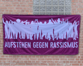 Transparent "Aufstehen gegen Rassismus"