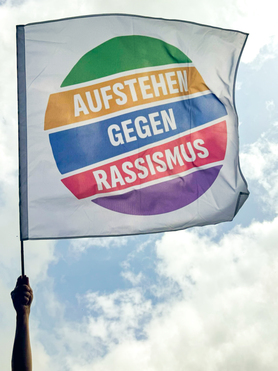 Fahne "Aufstehen gegen Rassismus"